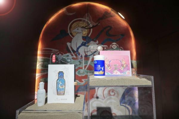 固健注解“新平衡·东方美”pg电子平台千年敦煌邂逅养(图3)